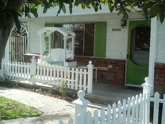 4th image of 2888 Crescent St