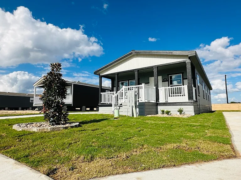 2941 Chamber Pkwy — Photo 1