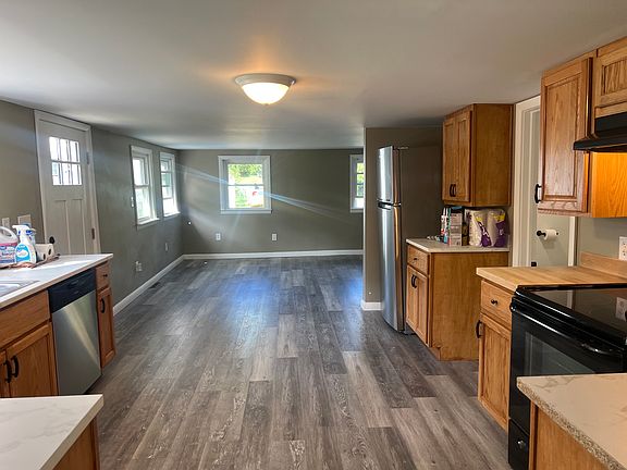 4th image of 37 Thompson Ave