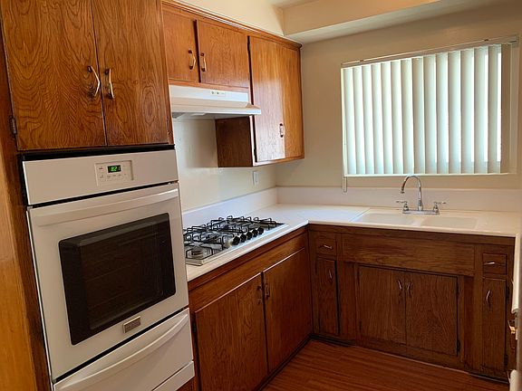 3rd image of 2727 Montrose Ave APT 8