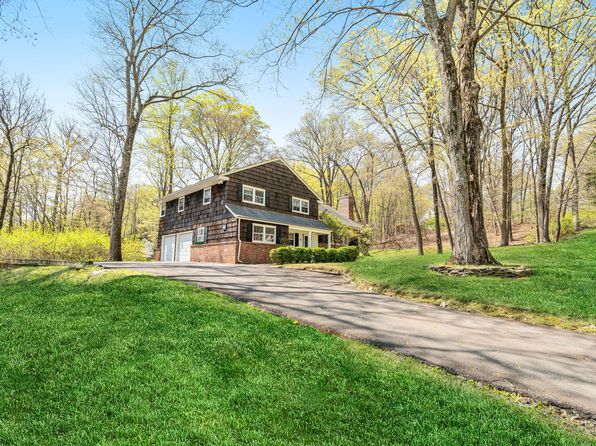 16 Barnfield Ct, Upper Saddle River, NJ 07458