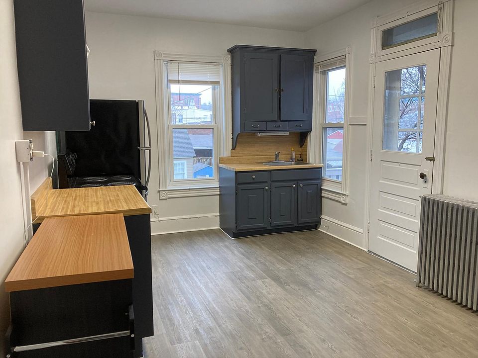 Large spacious eat in kitchen