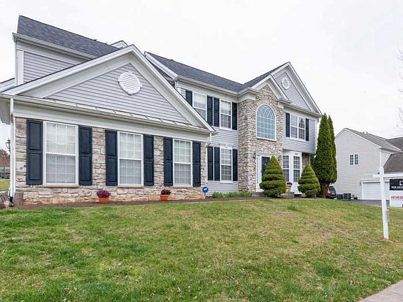 3rd image of 805 Carriage House Ct