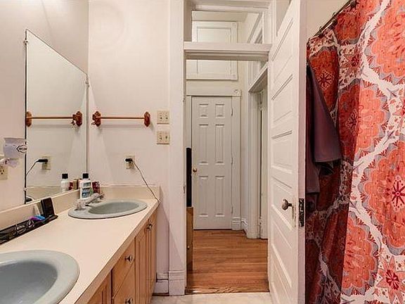 5th image of 2226 Stuart Ave #1
