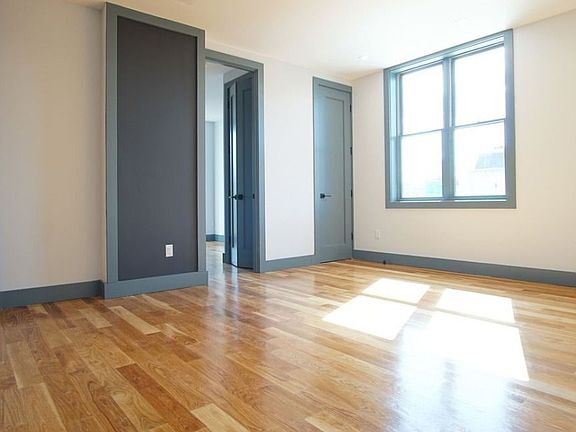 2nd image of 376 Bedford Ave #3B