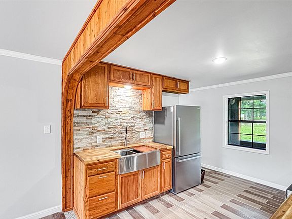 5th image of 111 Dogwood St