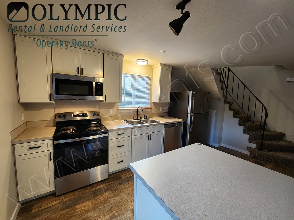 Newly Renovated - 2 Bed, 1.5 Bath - Must See! — Photo 4