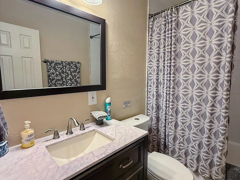 Full bathroom 1 with tub