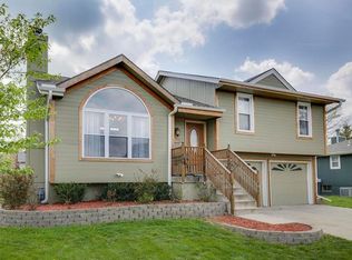 717 E 18th St, Kearney, MO 64060