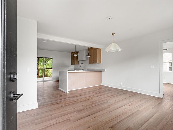 5th image of 216 Blue Hills Dr