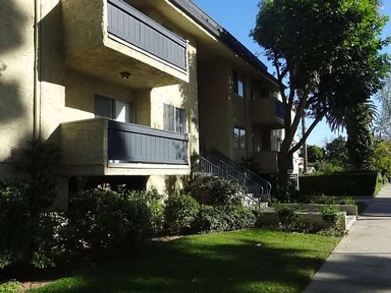 Barrymore Apartments — Photo 3