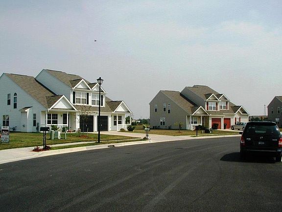 Worchester Drive street view. 433 is on outer curve so homes further apart. 433 is white duplex/right side of building. Backyard opens up to quiet community lot overlooking pond. 433 neighbor duplex has maintenance free 6' fence then 3' picket fence; th