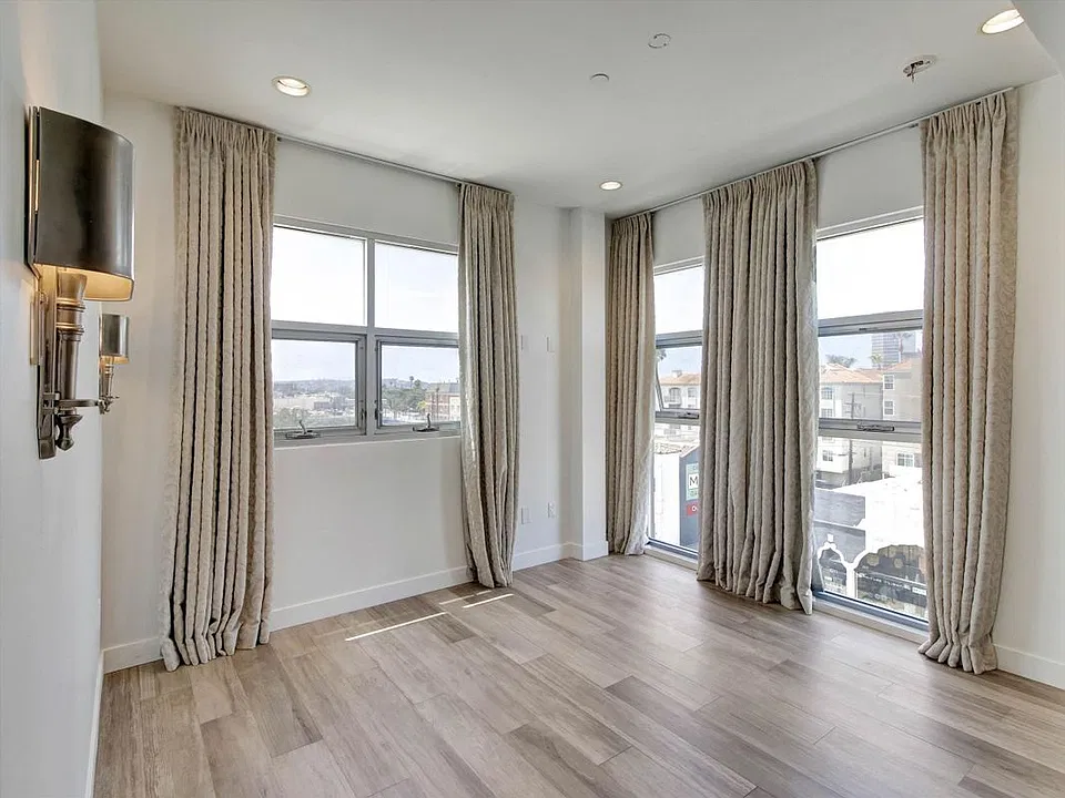 600 S La Brea Ave #4