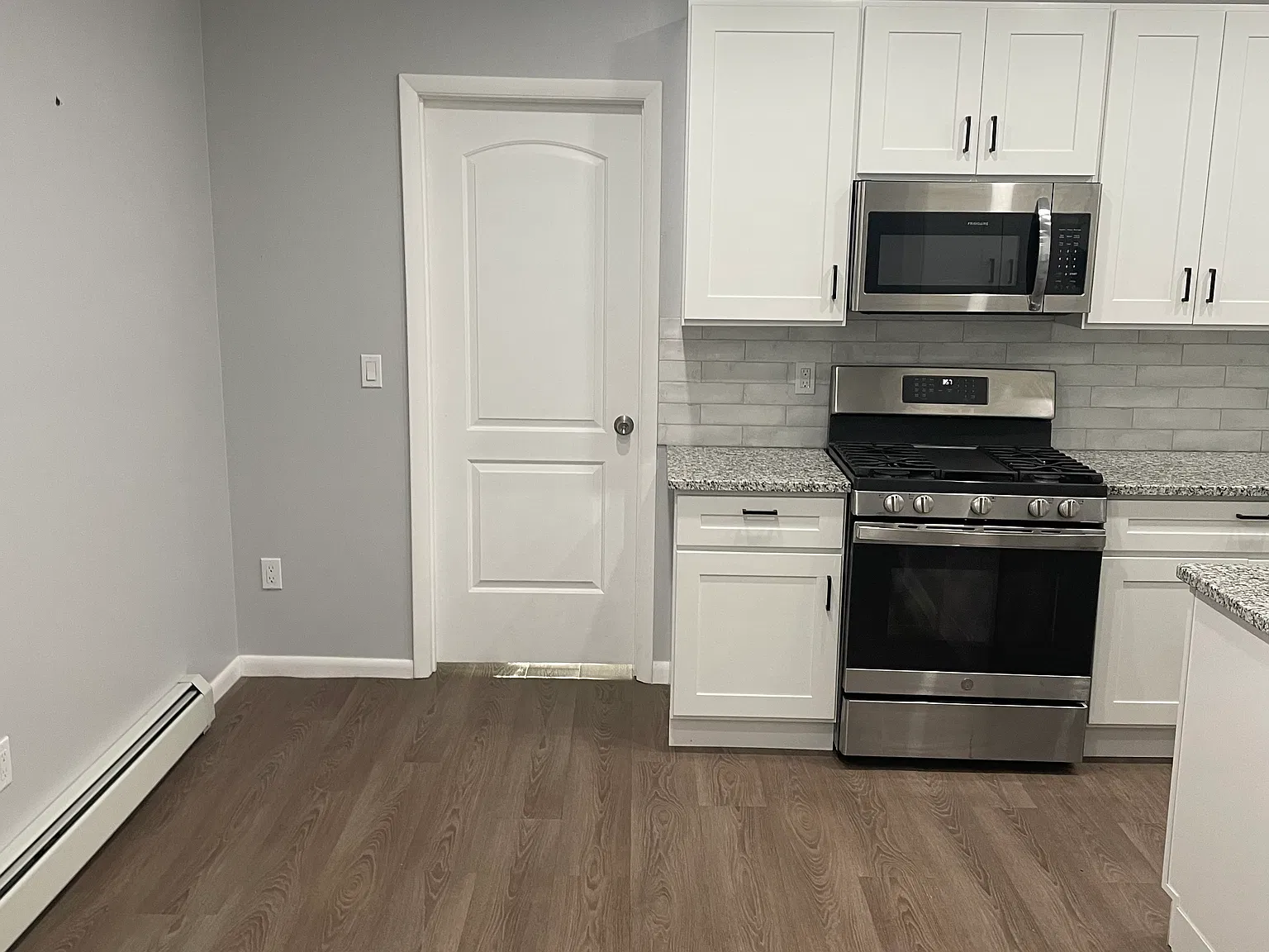 2 bed, 850 sqft, $2,400 — Photo 2