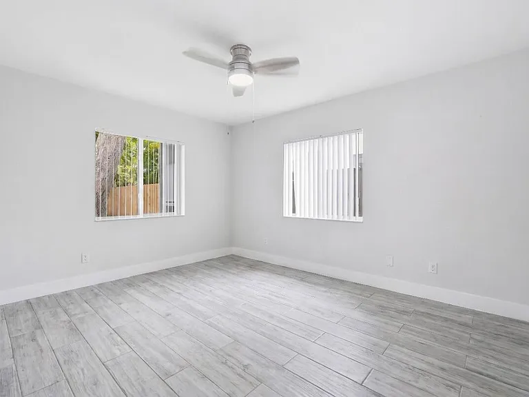 712 NE 10th Ave — Photo 11