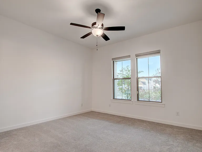 724 Kendall Ln — Photo 7