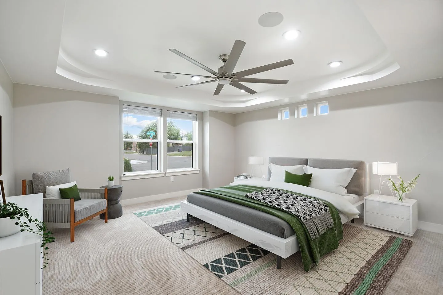 Dazzling Barnum home on corner lot with fenced yard — Photo 4