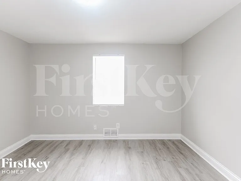 1153 S Chester Ave — Photo 13