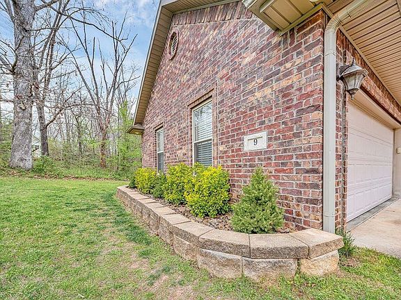 2nd image of 9 Carroll Cir