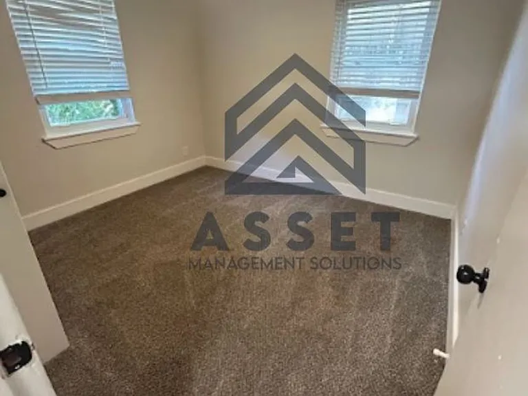 2116 Westchester Dr — Photo 4