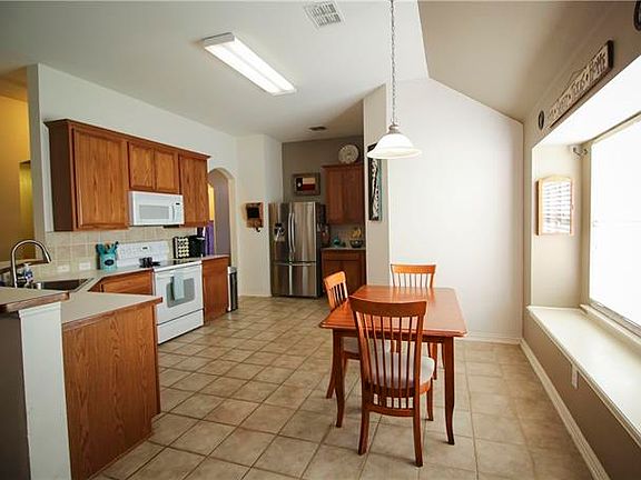 4th image of 1301 Oakridge Dr
