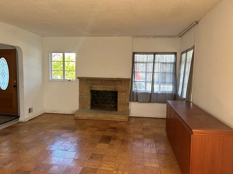 Living Room with fireplace