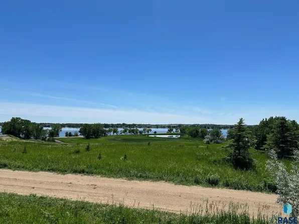 Point Cir, Madison, SD 57042