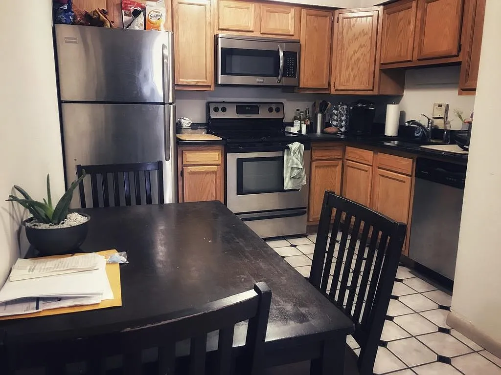 3 bed, 1.5 bath, 800 sqft, $1,590 — Photo 2