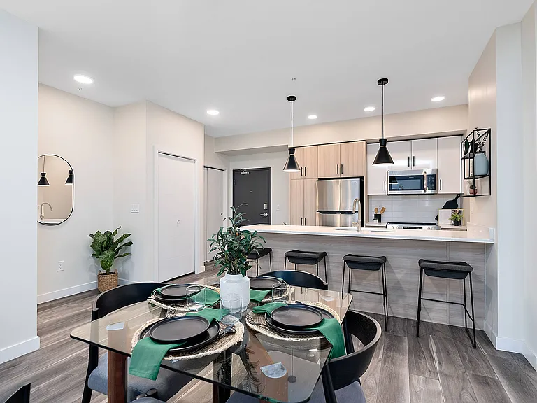 565 Griesbach Parade NW — Photo 5