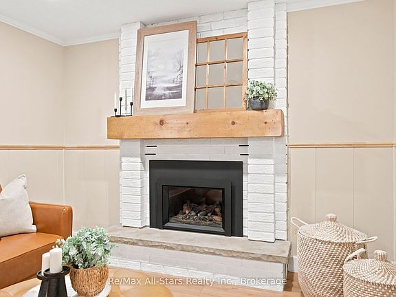 5th image of 29 Applewood Cres