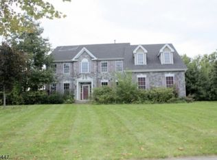 16 Meadowview Dr, Phillipsburg, NJ 08865