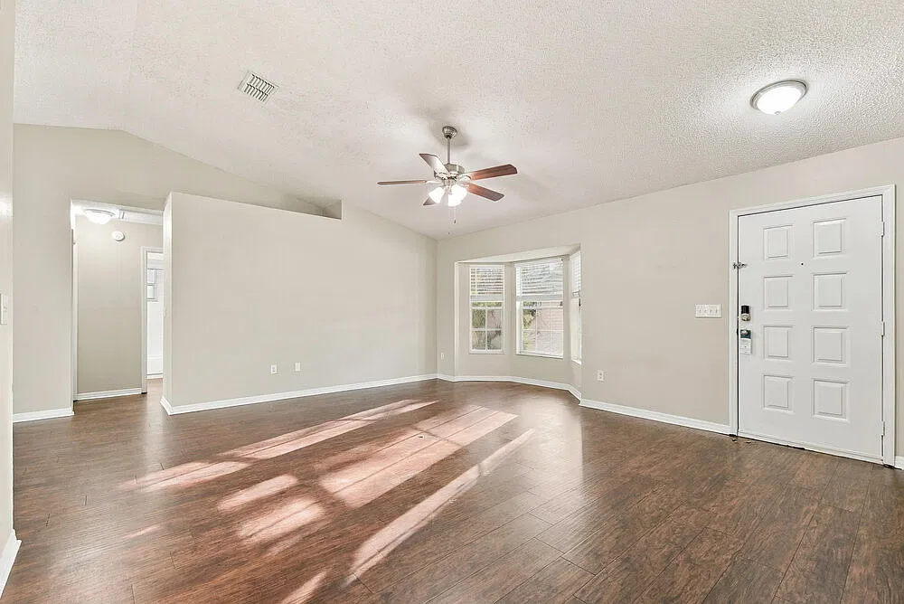 3 bed, 2.0 bath, 1368 sqft, $2,360 — Photo 3