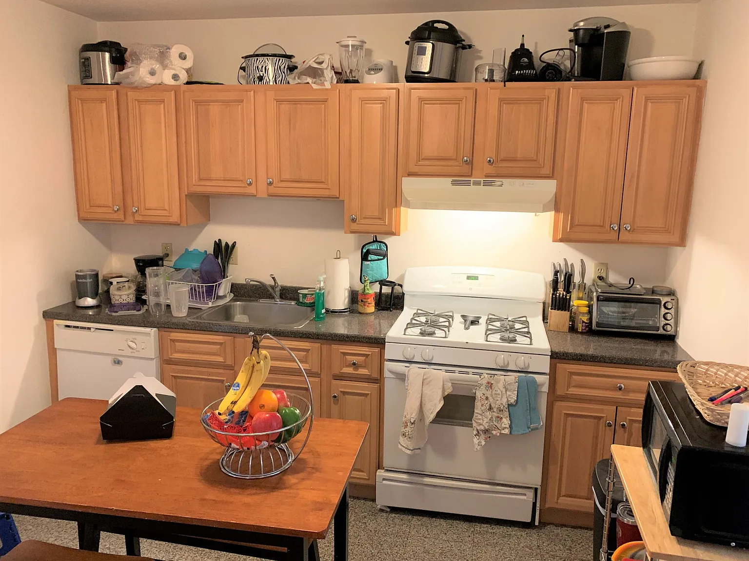 4 bed, 2.0 bath, $3,750 — Photo 2