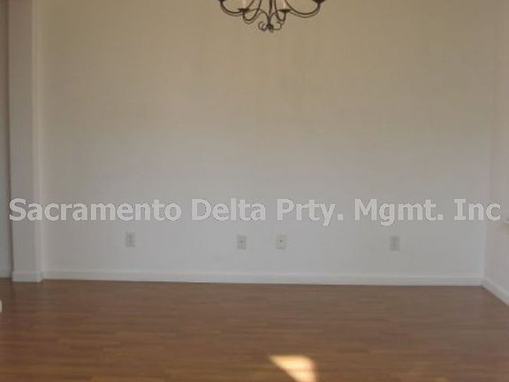 3rd image of 190 Rockmont Cir