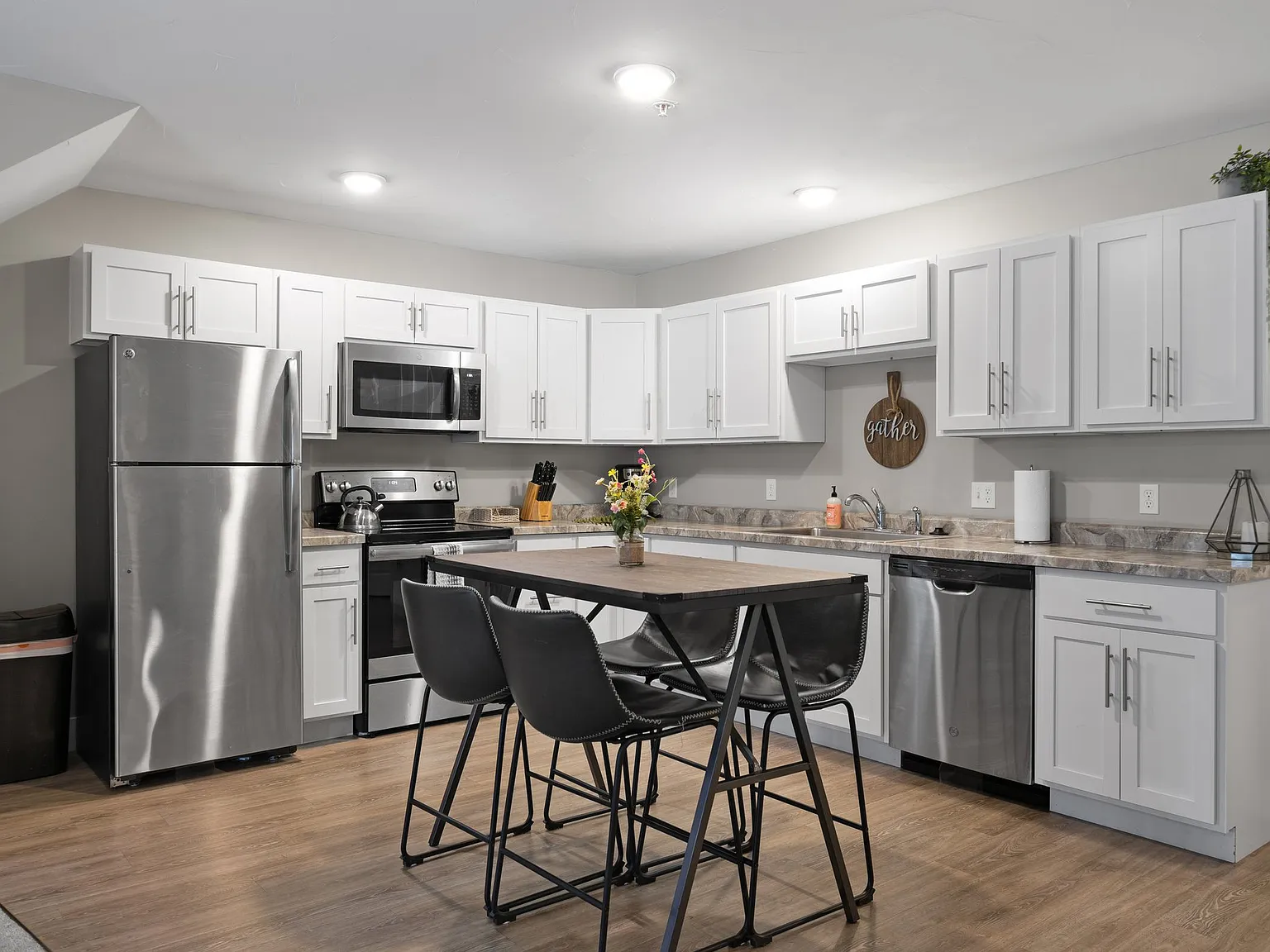2 bed, 1150 sqft, $2,000 — Photo 2