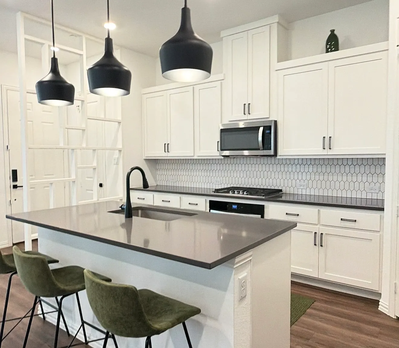 3 bed, 1979 sqft, $3,200 — Photo 3