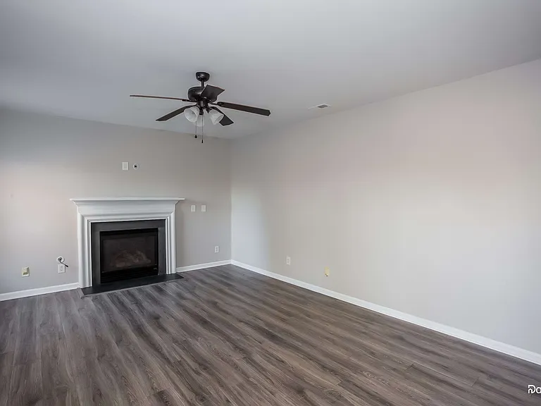 338 Courtland Ct — Photo 5