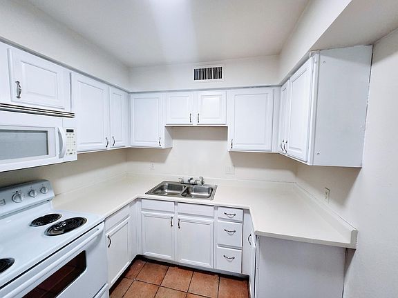 5th image of 827 E Hazel Dr
