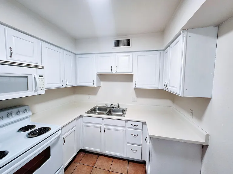 827 E Hazel Dr — Photo 5