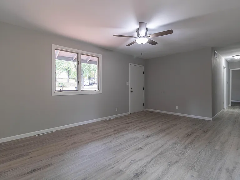 5714 N Maple Ct — Photo 7