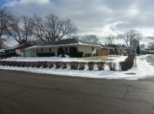 977 Chippewa Cir, Carpentersville, IL 60110