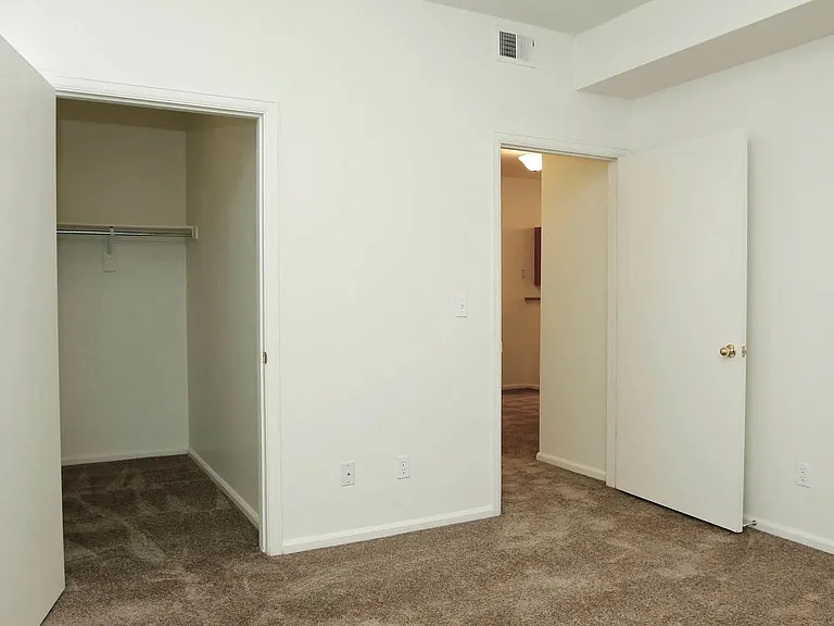 Adelaide Apartments — Photo 26