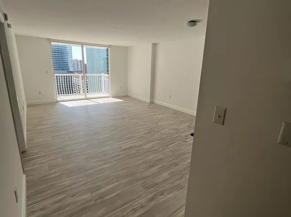 1200 Brickell Bay Dr, Miami, FL