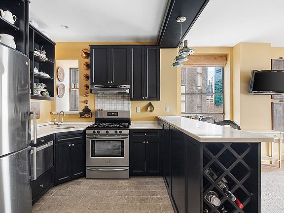 2nd image of 32 W 40th St APT 8D
