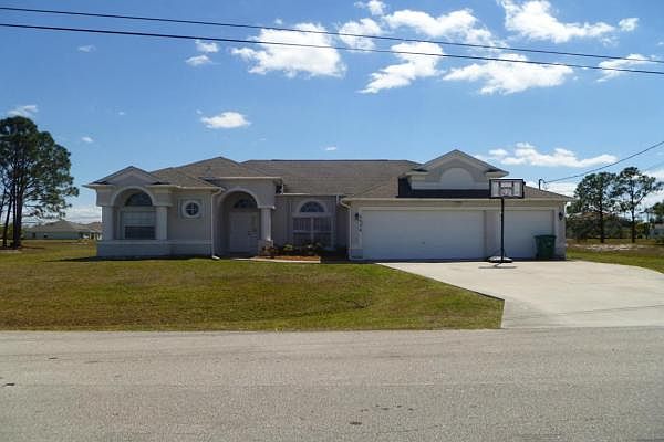 Home For Sale In PORT ST LUCIE SECTION 46 1ST REPLAT