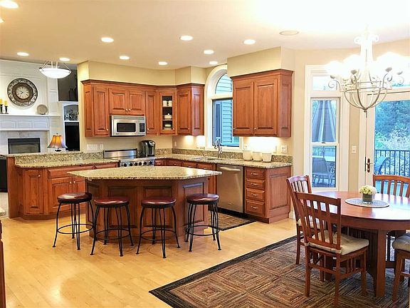 Kitchen with Lg Island