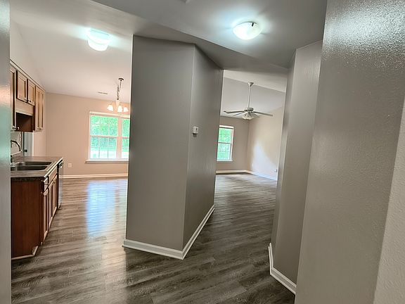 3rd image of 104 Glen Hollow Ln