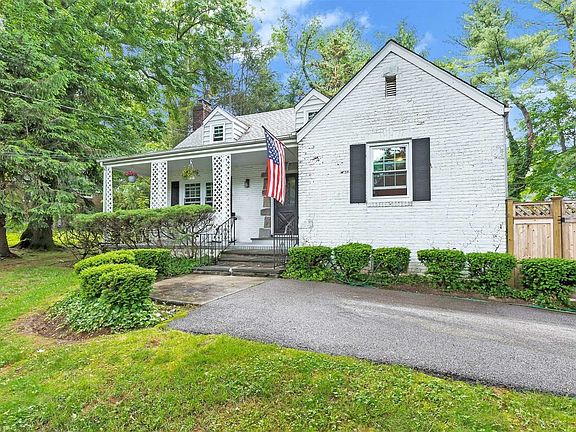 2nd image of 50 Saint Andrews Ln