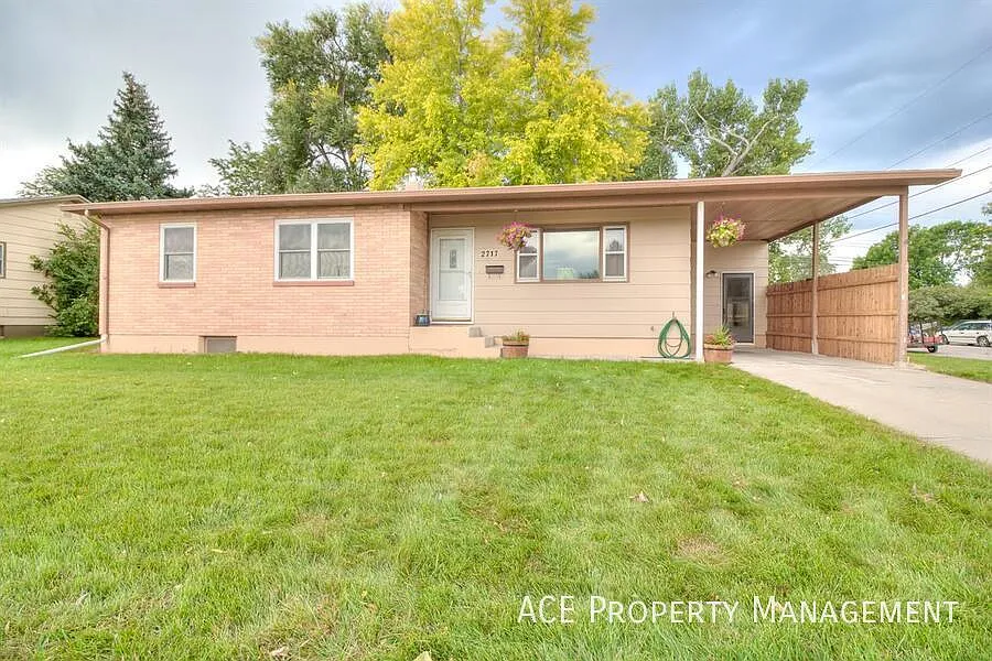 4 bed, 2198 sqft, $1,845 — Photo 2
