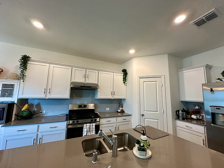 1828 Lake Grove Dr — Photo 5
